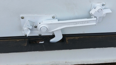 White latch for bay door on container
